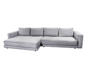 Lys grå moderne 2-pers. sofa med armlæn og daybed-sektion, lave profil og komfortable ryghynder.